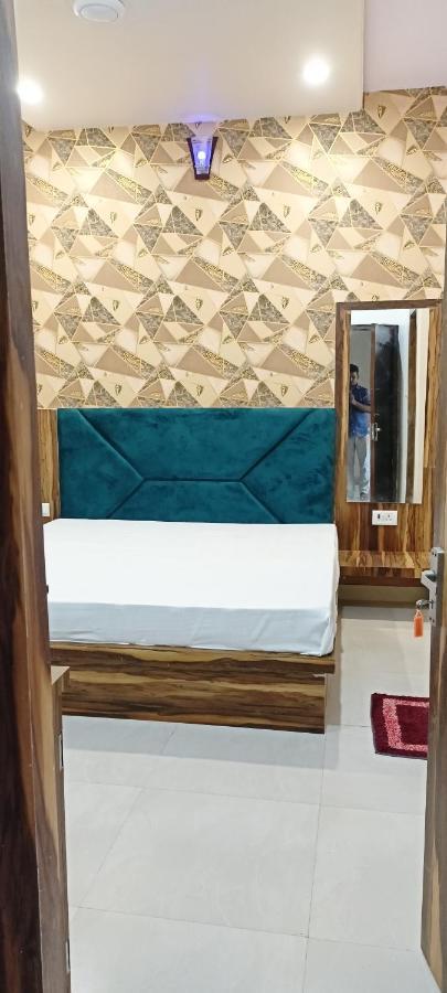 Hotel Keshavam Inn Mathura Exteriör bild