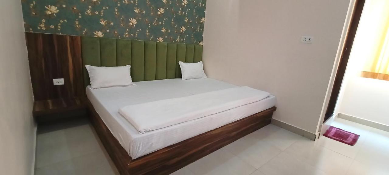 Hotel Keshavam Inn Mathura Exteriör bild