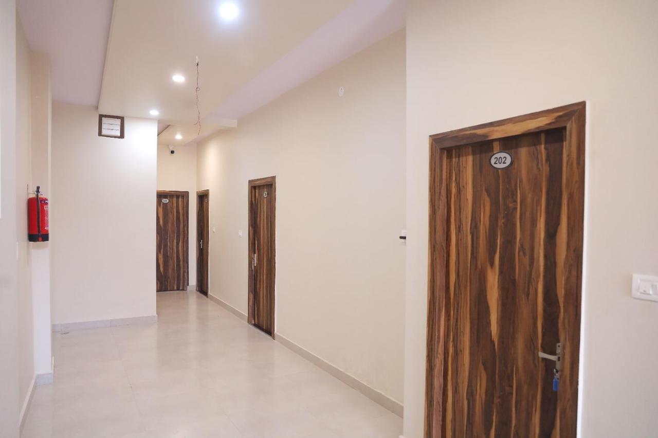 Hotel Keshavam Inn Mathura Exteriör bild