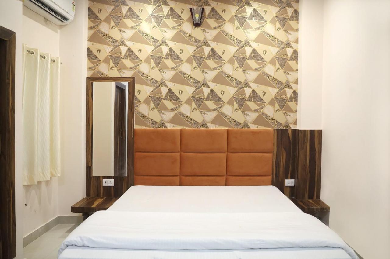 Hotel Keshavam Inn Mathura Exteriör bild