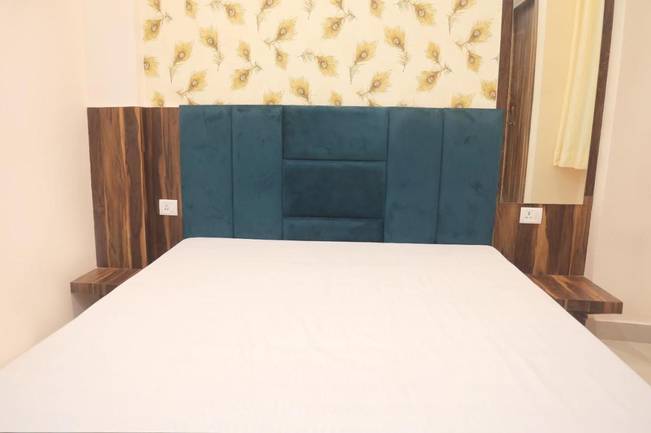 Hotel Keshavam Inn Mathura Exteriör bild