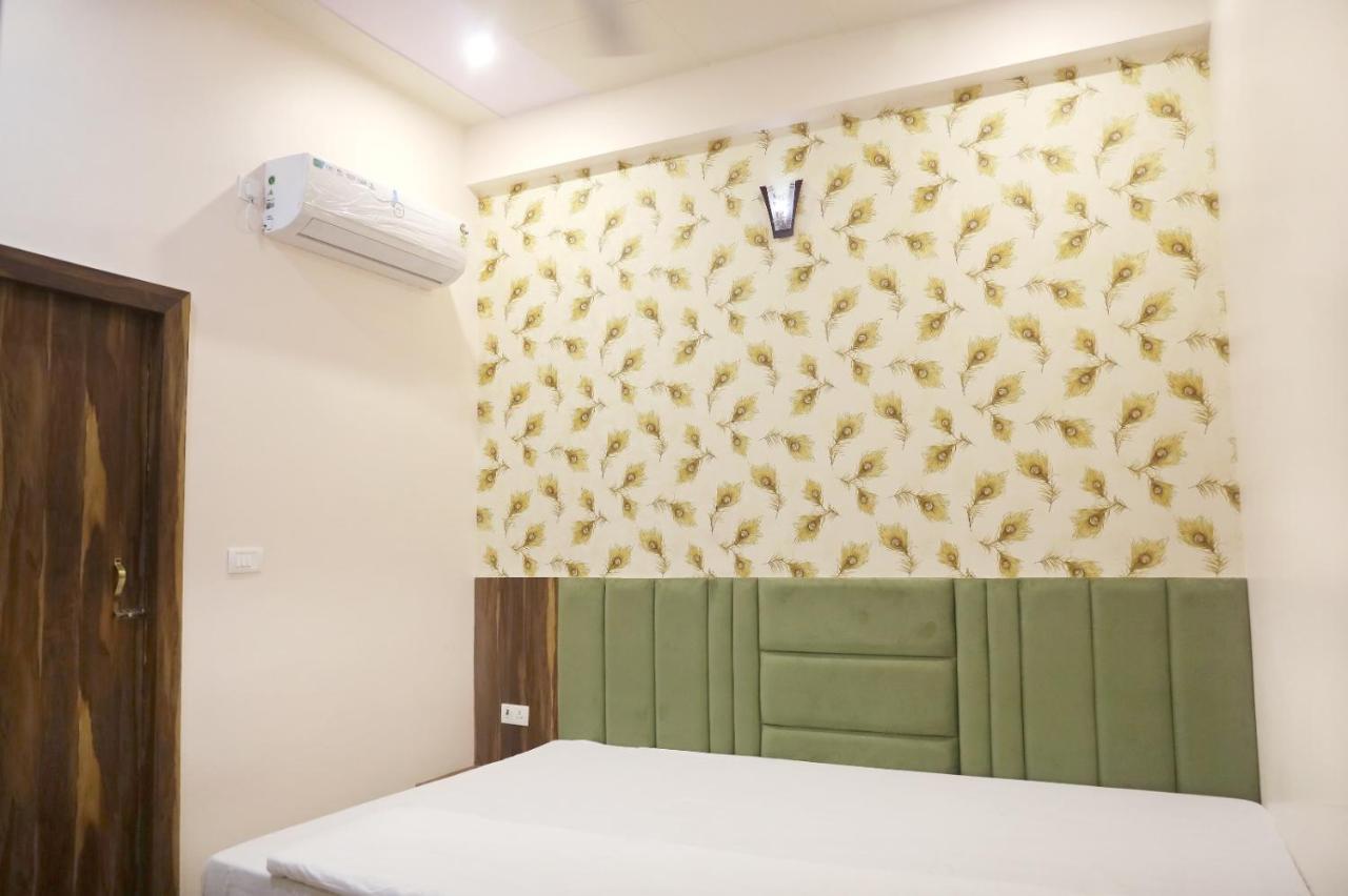 Hotel Keshavam Inn Mathura Exteriör bild