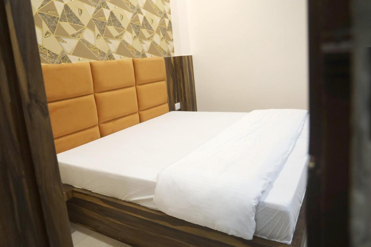 Hotel Keshavam Inn Mathura Exteriör bild