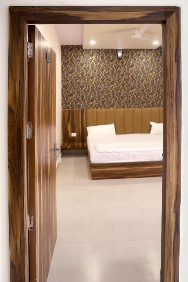 Hotel Keshavam Inn Mathura Exteriör bild